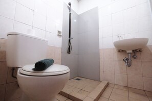 Kamar | Kamar mandi | Shower, perlengkapan mandi gratis,  dan handuk