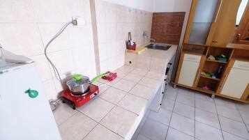 Room | Private kitchenette | Fridge, stovetop, cookware/dishes/utensils