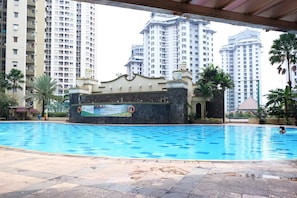 Outdoor pool - Cozy Mediterania Palace Kemayoran near to Jiexpo Kemayoran (Jakarta)