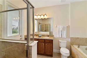 Villa Familiale, plusieurs chambres, côté jardin | Salle de bain | Douche à « effet pluie », sèche-cheveux, serviettes fournies
