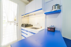 Room | Private kitchenette | Fridge, stovetop, cookware/dishes/utensils - Cozy Apartment at Parahyangan Residence with Direct Access to Swimming Pool (Bandung)