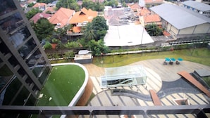Um edifício alto com vista para uma área residencial, combinando casas e vegetação.