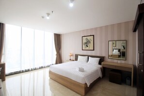 1 bedroom, desk, bed sheets - Suite L'avenue Apartment Pancoran (Jakarta)