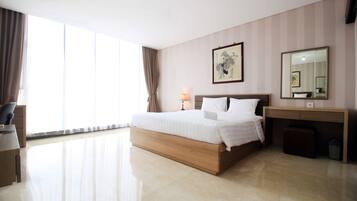 Quarto | 1 quarto, escrivaninha, roupa de cama