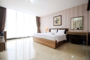 1 bedroom, desk, bed sheets - Suite L'avenue Apartment Pancoran (Jakarta)