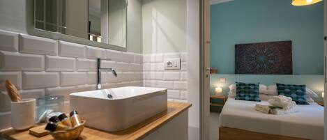 Kamar Double Standar (Calafate) | Didekorasi berbeda-beda dan dilengkapi dengan perabotan berbeda-beda