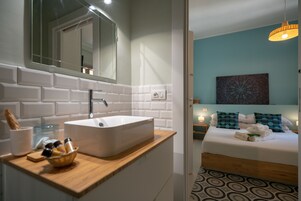 Decoración personalizada, muebles diferentes, escritorio y wifi gratis 