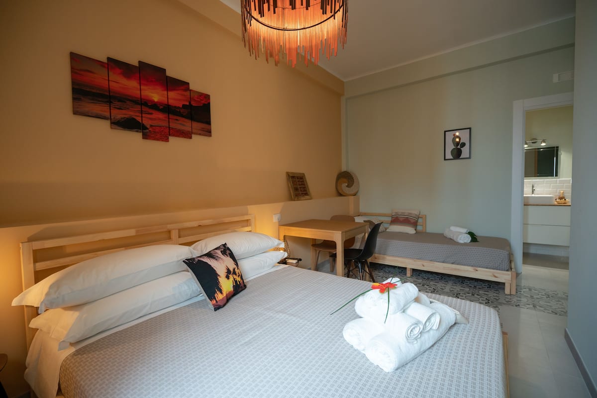 Decoración personalizada, muebles diferentes, escritorio y wifi gratis