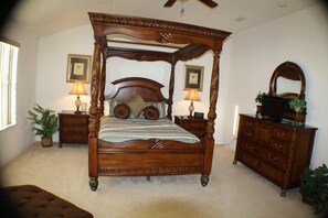 Perhehuvila, poreamme, puutarha-alue | 5 makuuhuonetta, kannettavalle tietokoneelle sopiva työtila