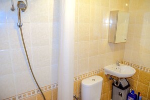 Zimmer | Badezimmer | Dusche, kostenlose Toilettenartikel, Handtücher