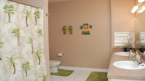 Familienapartment, zum Garten hin | Badezimmer | Duschwanne, Regendusche, Haartrockner, Handtücher