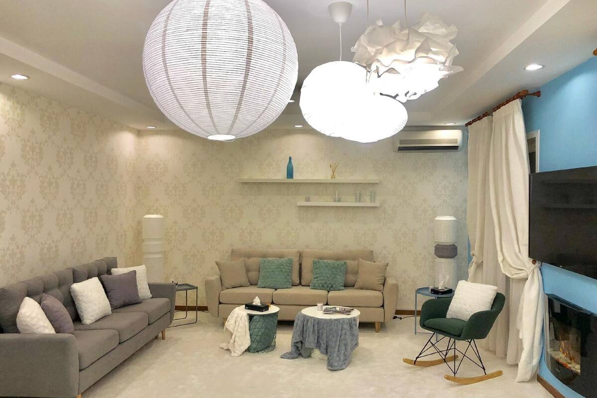 Departamento Premium, 2 habitaciones, acceso a la alberca, vista al patio | Sala de estar | Smart TV de 160 cm con canales digitales, televisión y chimenea