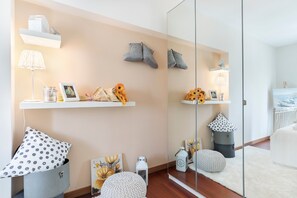 Apartamento Deluxe, 2 habitaciones, balcón, vistas a la piscina | 2 dormitorios, decoración individual, mobiliario individual