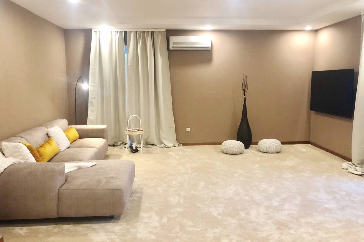 Departamento Premium, 2 habitaciones, para no fumadores, vista a la alberca | Sala de estar | Smart TV de 160 cm con canales digitales, televisión y chimenea