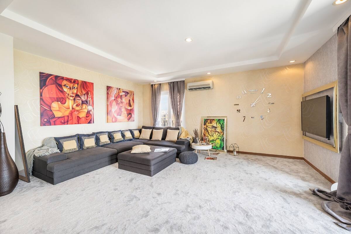 Departamento Deluxe, 2 habitaciones, balcón, vista a la alberca | Sala de estar | Smart TV de 160 cm con canales digitales, televisión y chimenea