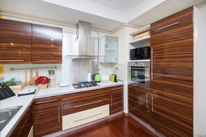 Departamento Deluxe, 2 habitaciones, acceso a la alberca, vista a la alberca | Cocina privada | Refrigerador con congelador, microondas, horno y parrilla de estufa