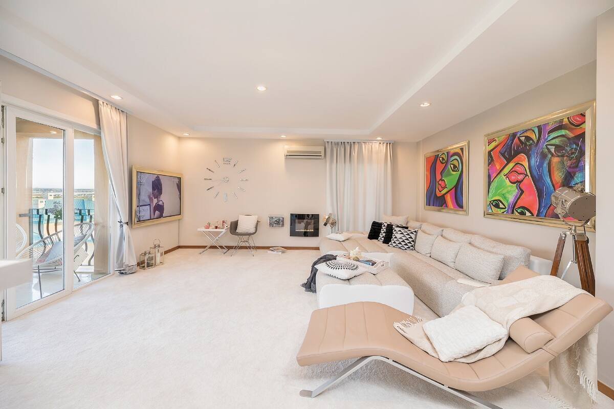 Departamento Premium, 2 habitaciones, para no fumadores, balcón | Sala de estar | Smart TV de 160 cm con canales digitales, televisión y chimenea