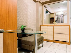 Room | Living area | TV - Pool View Apartment Green Pramuka (Jakarta)