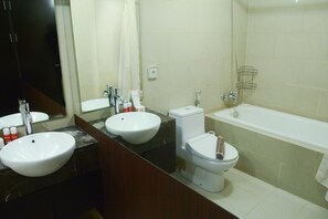 Quarto | Banheiro | Chuveiro, produtos de toalete grátis, toalhas de banho 