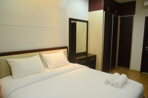 Room | 2 bedrooms, desk, bed sheets - Gandaria Heights Apartment with Mall Access (Jakarta)