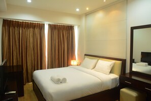 Room | 2 bedrooms, desk, bed sheets