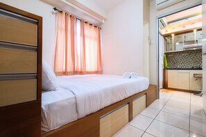 Room | 2 bedrooms, desk, free WiFi, bed sheets - Green Bay Pluit Apartment With Direct Access To Shopping Center (Jakarta)