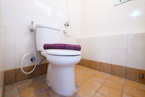 Room | Bathroom | Shower, free toiletries, towels - Bassura City Apartment with Mall Access (Jakarta)
