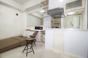 Zimmer | Eigene Küche | Kühlschrank, Herdplatte, Reiskocher, Kochgeschirr/Geschirr/Besteck