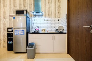 Room | Private kitchenette | Fridge, stovetop, cookware/dishes/utensils - Spacious Apartment @ Northland Ancol Residence (Jakarta)