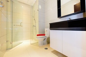 Huone | Kylpyhuone | Suihku, ilmaiset hygieniatuotteet, pyyhkeet, vessapaperi