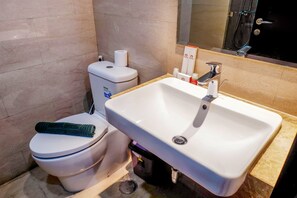 Room | Bathroom | Shower, free toiletries, towels