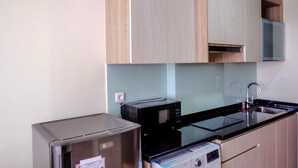 Keittiössä on mikroaaltouuni, leivänpaahdin ja ruostumattomasta teräksestä valmistettu jääkaappi.