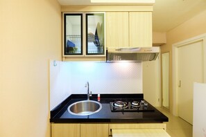 Room | Private kitchenette | Fridge, stovetop, cookware/dishes/utensils