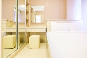 2 bedrooms, desk, free WiFi, bed sheets - Easy Access to Mall Green Pramuka Apartment (Jakarta)