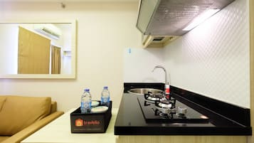 Zimmer | Eigene Kochnische | Kühlschrank, Herdplatte, Kochgeschirr/Geschirr/Besteck