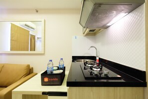 Private kitchenette - Easy Access to Mall Green Pramuka Apartment (Jakarta)