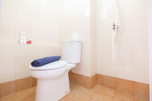 Room | Bathroom | Shower, free toiletries, towels, toilet paper