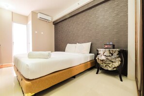 1 bedroom, desk, free WiFi, bed sheets - Simple Studio Bassura City Apartment (Jakarta)