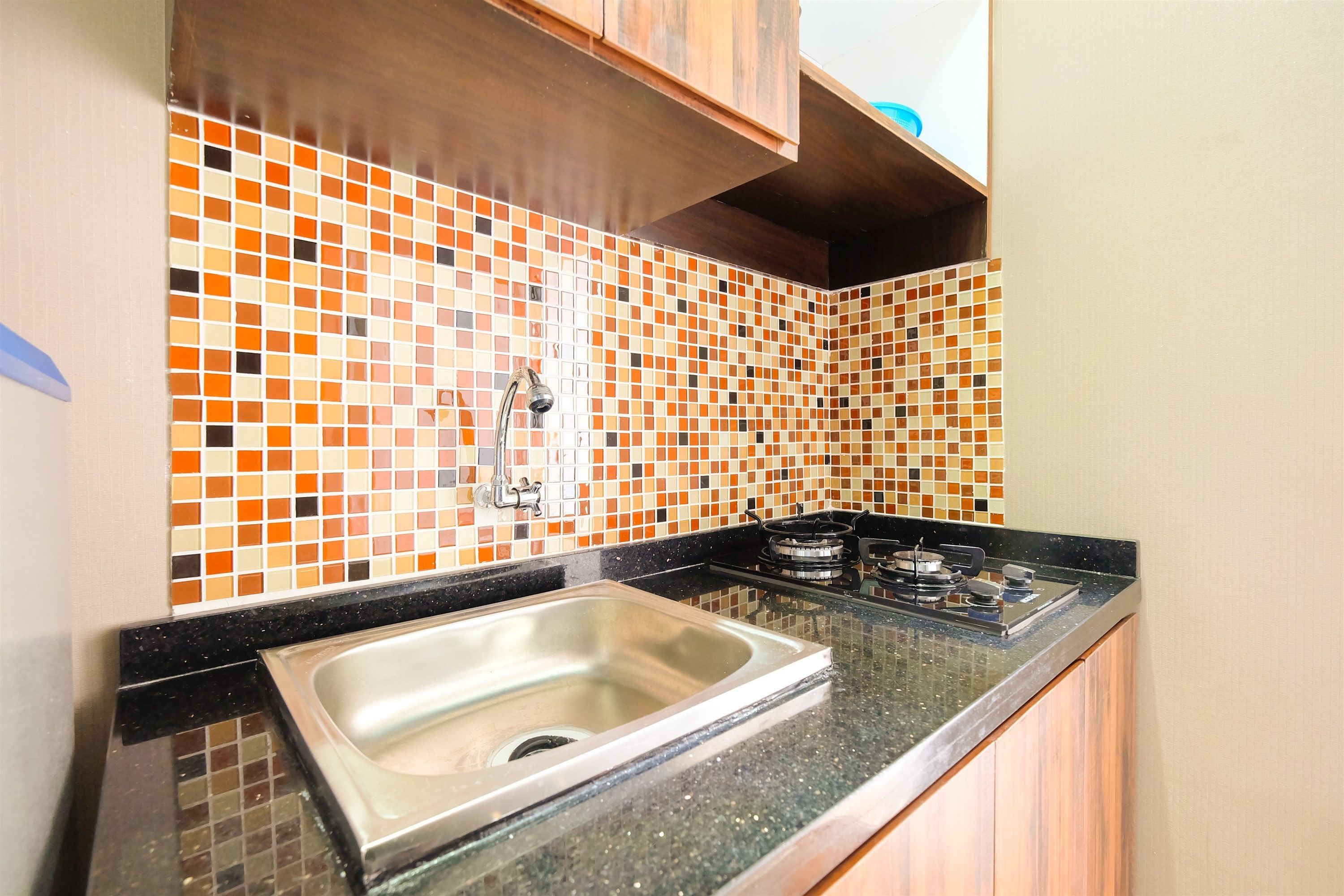 Room | Private kitchenette | Fridge, stovetop, cookware/dishes/utensils