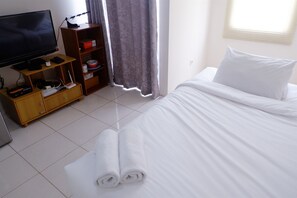 1 bedroom, desk, bed sheets - Studio Bellmont Residence Near Puri (Jakarta)