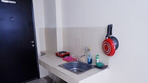 Room | Private kitchenette | Fridge, stovetop, cookware/dishes/utensils - Studio Bellmont Residence Near Puri (Jakarta)