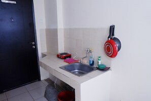 Room | Private kitchenette | Fridge, stovetop, cookware/dishes/utensils - Studio Bellmont Residence Near Puri (Jakarta)