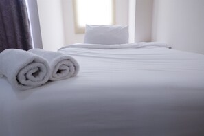 Room | 1 bedroom, desk, bed sheets - Studio Bellmont Residence Near Puri (Jakarta)