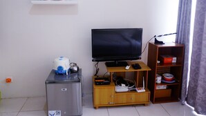 Room | 1 bedroom, desk, bed sheets - Studio Bellmont Residence Near Puri (Jakarta)