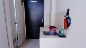 Room | Private kitchenette | Fridge, stovetop, cookware/dishes/utensils - Studio Bellmont Residence Near Puri (Jakarta)