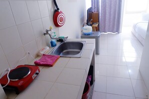 Room | Private kitchenette | Fridge, stovetop, cookware/dishes/utensils
