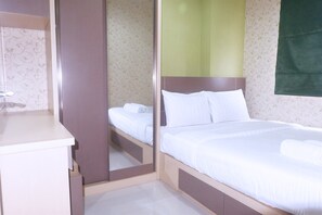2 bedrooms, desk, free WiFi, bed sheets - Best Price Green Pramuka Apartment (Jakarta)