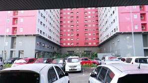 Self-parking (surcharge) 120000 per night - Best Price Green Pramuka Apartment (Jakarta)