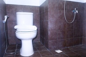 Kamer | Badkamer | Een douche, gratis toiletartikelen, handdoeken