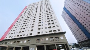 Exterior - Best Price Green Pramuka Apartment (Jakarta)